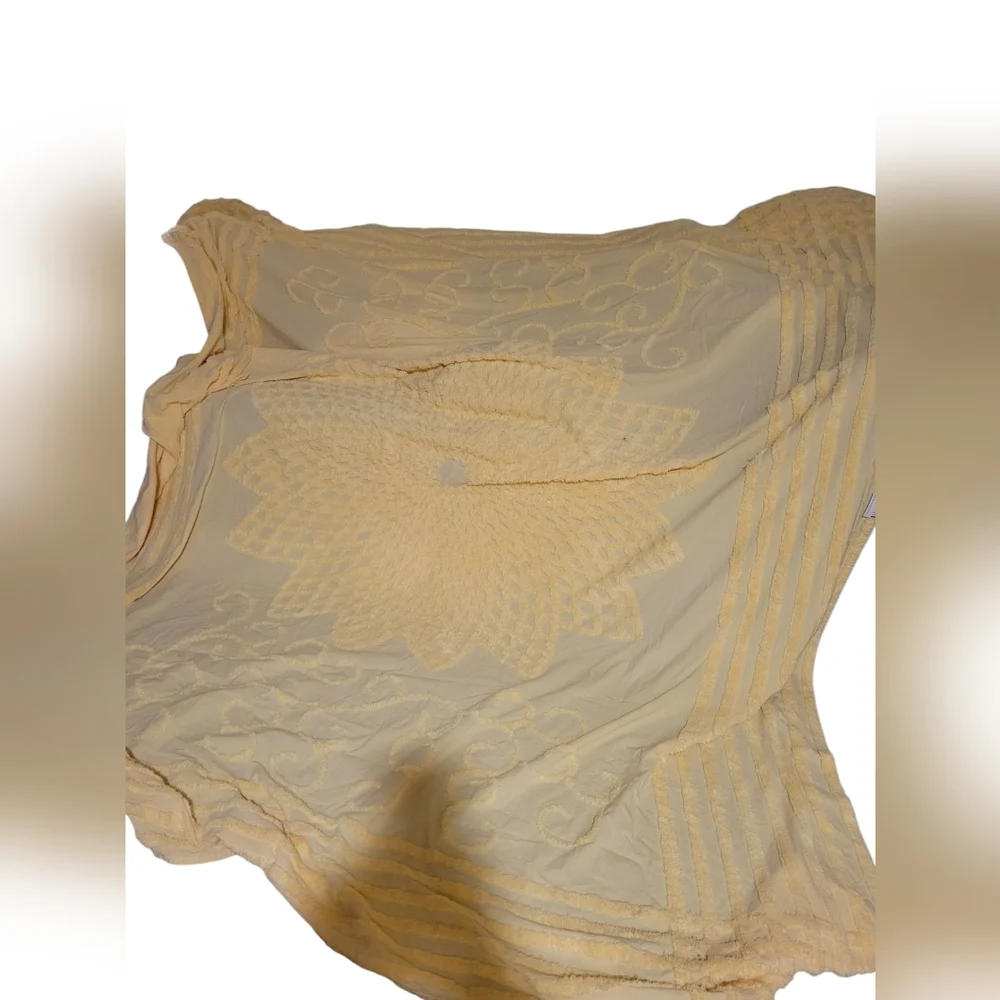 Vintage Flower Chenille Coverlet Beadspread